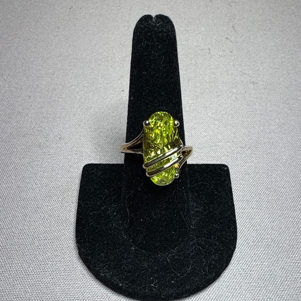 Elegant SETA Lime Green Tourmaline Gemstone Ring Sz 8.75 gold tone